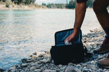 Logotrade Firmengeschenke das Foto: Swiss Peak AWARE™ 1200D Deluxe Kühltasche für 8 Dosen