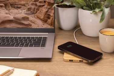 Logotrade meened pilt: Bambusest 10 W juhtmevaba laadija USB-ga