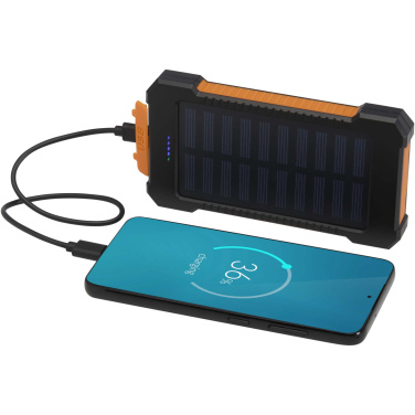 Logotrade dāvanas foto: Altair 5000 mAh 10 W pārstrādātas plastmasas izturīga saules enerģijas pārnēsājamā baterija ar iebūvētu lukturīti