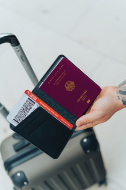 Логотрейд pекламные продукты картинка: Держатель паспорта Trackmate RCS rpolyester, находящийся по всему миру