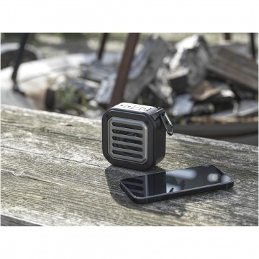 Logotrade presentreklam bild: Solo soldriven Bluetooth®-högtalare med karbinhake på 3 W av IPX5 RCS-återvunnen plast 