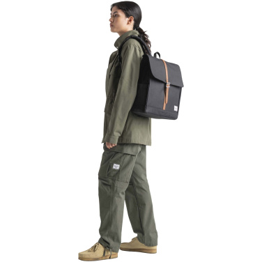 Logotrade kampanjprodukter bild: Herschel City ryggsäck av återvunnet material, 16L