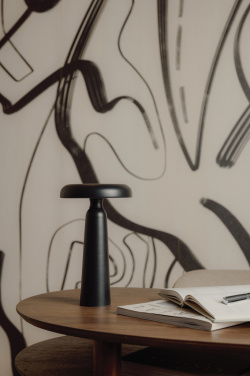 Logotrade profilreklam bild: VINGA Avery RCS bordslampa